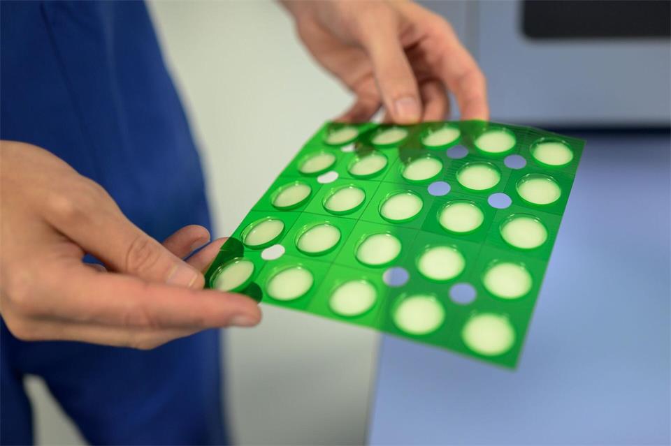 Der 3D-Arzneimitteldrucker kann bei einem Durchlauf bis zu 25 Tabletten herstellen. Izabela Mittwollen/dpa
