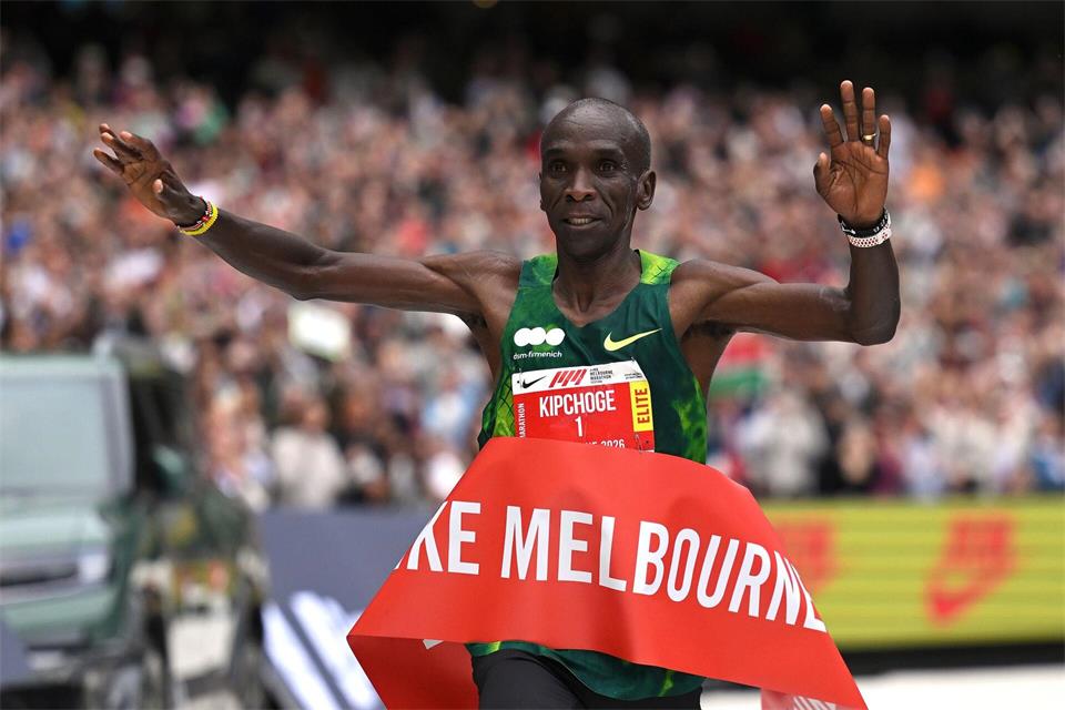 Der 41-jährige Eliud Kipchoge aus Kenia gewinnt den Melbourne-Marathon.JAMES ROSS/AAP via AP/dpa
