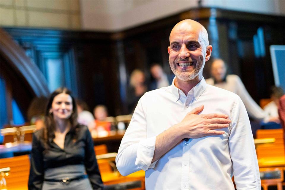 Der 45-Jährige setzte sich mit rund 62 Prozent der abgegebenen Stimmen durch.Michael Matthey/dpa