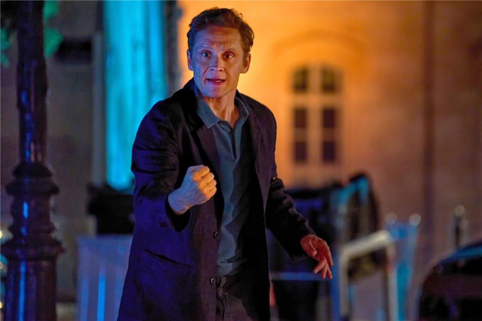 Der 45-jährige Matthias Schweighöfer steht in der Serie mit Kaley Cuoco vor der Kamera. (Archivbild)Bruno Calvo/ARD /dpa