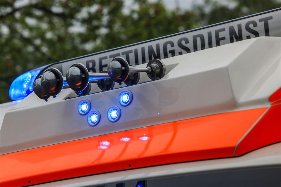 Der 49-Jährige kam nach der Rettungsaktion in ein Krankenhaus. (Symbolbild)Oliver Berg/dpa