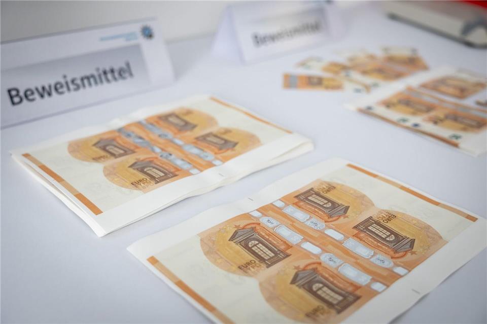 Der 50-Euro-Schein wird am häufigsten gefälscht: 33.956 Stück zählte die Bundesbank in Deutschland im Jahr 2025. Das war fast die Hälfte aller Euro-Blüten hierzulande. (Archivbild)Daniel Karmann/dpa