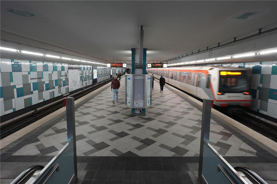 Der 52-Jährige starb noch an der U-Bahn-Haltestelle. (Archivbild)Marcus Brandt/dpa