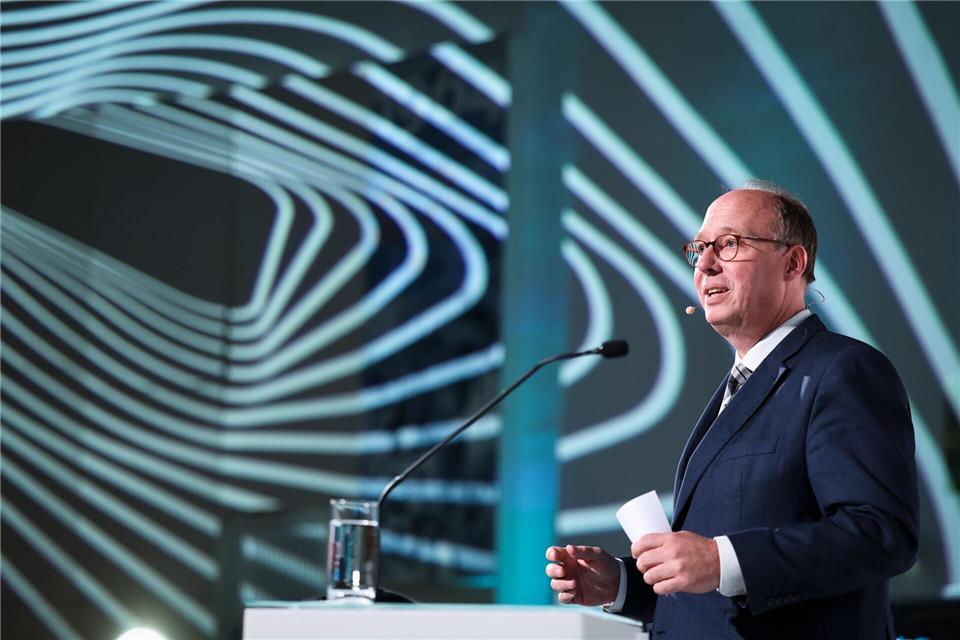 Der 52 Jahre alte Mediziner war im November vergangenen Jahres vom Akademischen Senat der Universität für sechs Jahre zum Präsidenten der Hochschule gewählt worden. Christian Charisius/dpa