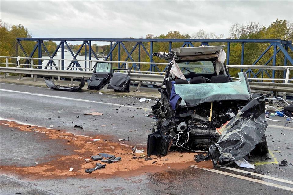 Unfall auf Kanalbrücke: 53-Jähriger weiter in Lebensgefahr  Der 53-Jährige wurde aus dem Wrack geborgen und kämpft weiterhin im Krankenhaus um sein Leben. (Archivbild)Christian Brahmann/dpa