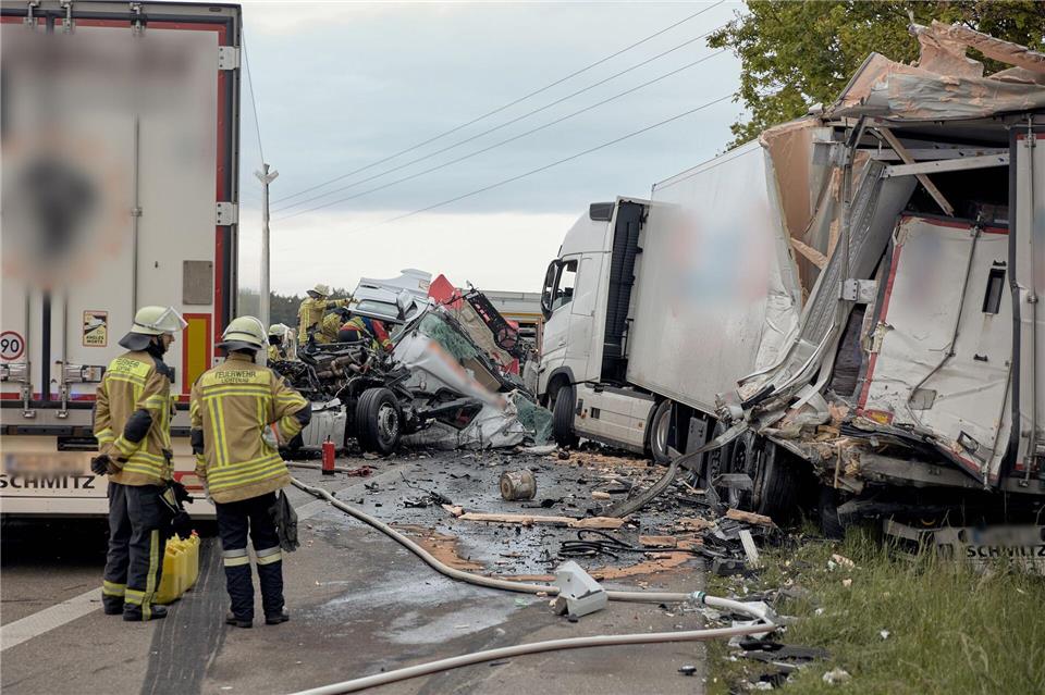 Der 53-Jährige wurde bei dem Unfall in dem Führerhaus eingeklemmt und starb an seinen schweren Verletzungen. Tizian Gerbing/dpa