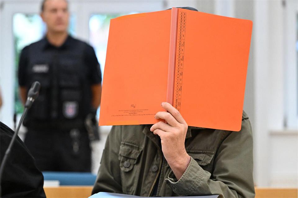 Der 54 Jahre alte Angeklagte muss sich nun auch wegen versuchter Nötigung verantworten. Martin Schutt/dpa