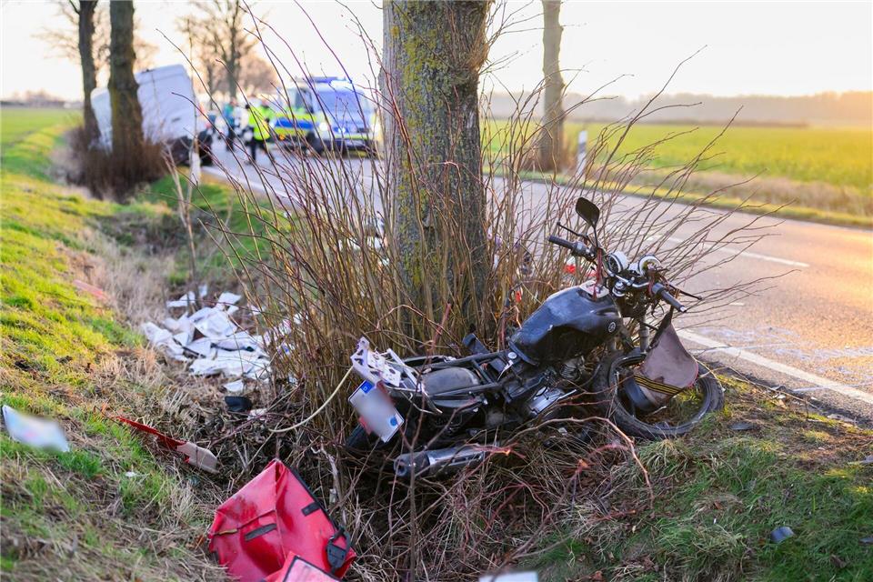 Der 57 Jahre alte Fahrer des Leichtkraftrades starb kurz nach dem Unfall. Julian Stratenschulte/dpa