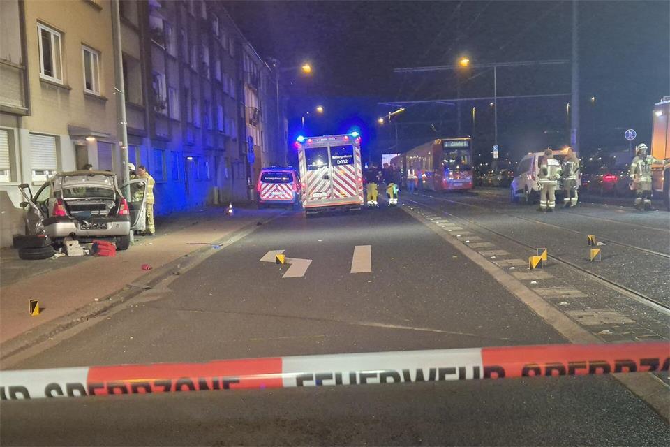 Der 58 Jahre alte Fahrer des Autos starb an der Unfallstelle.Uncredited/dpa
