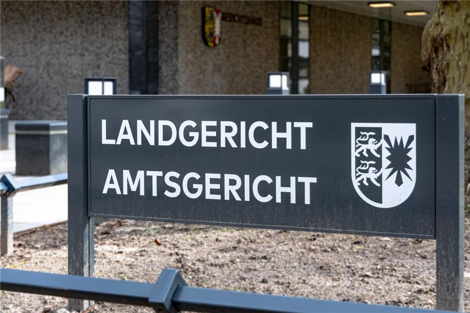 Der 61 Jahre alte Ehemann der Getöteten ist angeklagt, seine Frau am 16. Mai dieses Jahres getötet und ihre Leiche in einem Straßengraben in der Nähe der Fehmarnsundbrücke abgelegt zu haben. (Symbolbild)Markus Scholz/dpa