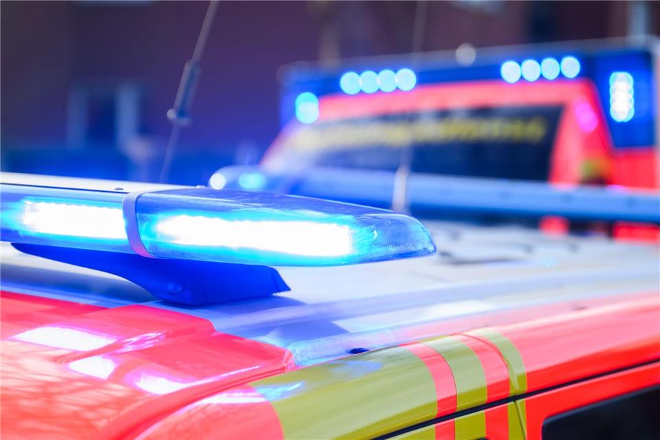 Der 63-Jährige wurde in ein Krankenhaus gebracht. (Symbolbild)Julian Stratenschulte/dpa