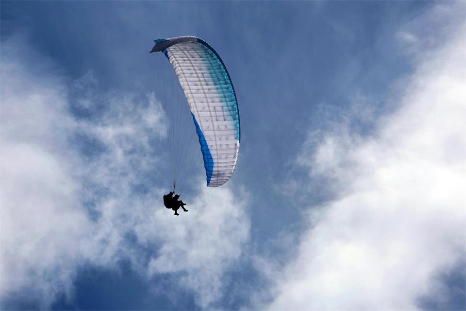Der 64-Jährige geriet bei schwierigen Windverhältnissen in den Sinkflug. (Symbolbild)Karl-Josef Hildenbrand/dpa