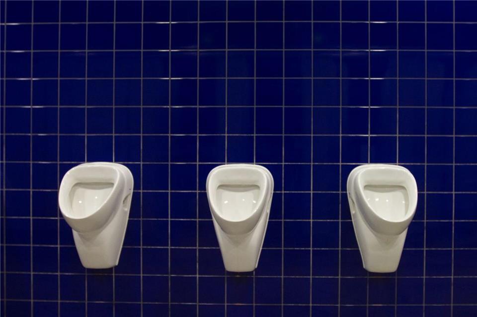 Der 66-Jährige saß laut Polizei stundenlang in der Toilette fest. (Symbolbild)Jens Wolf/dpa/dpa-tmn