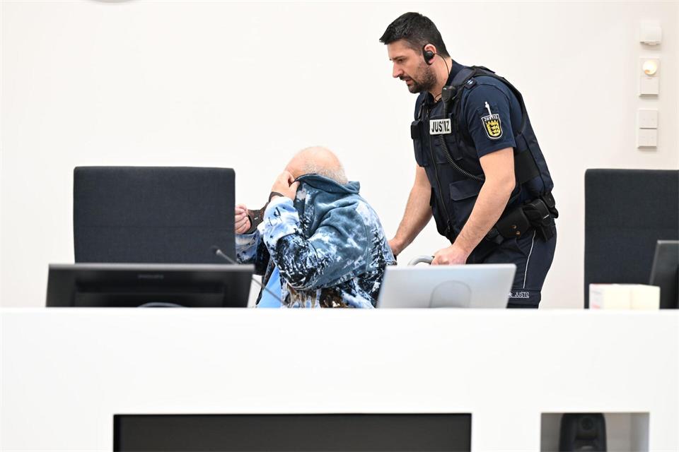 Der 70-Jährige muss wegen Mordverdachts vor Gericht.Felix Kästle/dpa
