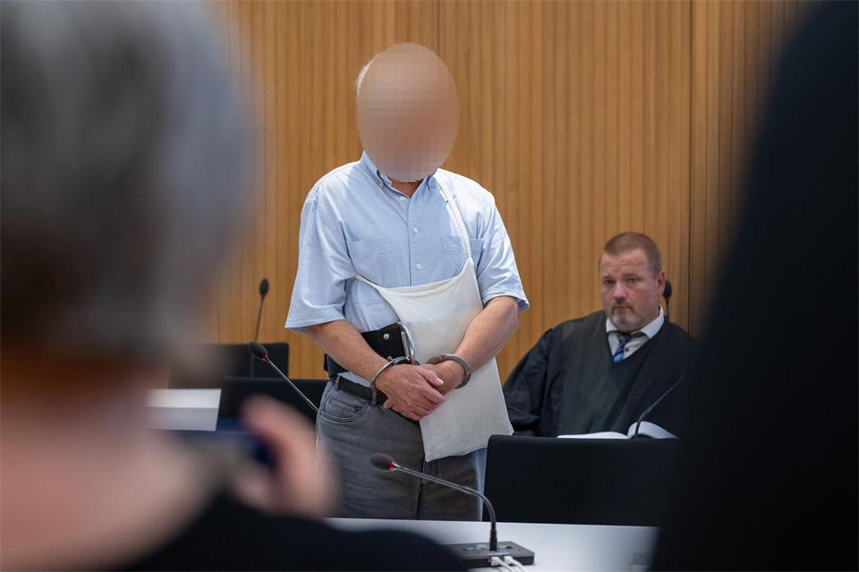 Der 71-Jährige war nach mehreren Hitlergrüßen besonders gesichert in den Saal gebracht worden. (Archivbild)Lennart Preiss/dpa