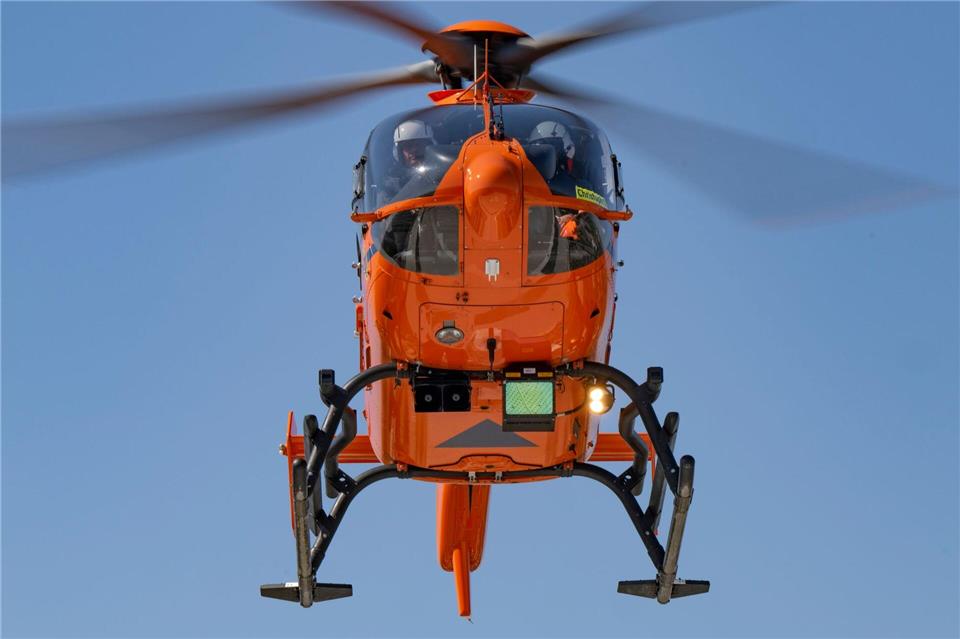 Der 71-jährige Autofahrer wurde mit einem Rettungshubschrauber in ein Krankenhaus gebracht. (Symbolbild)Boris Roessler/dpa