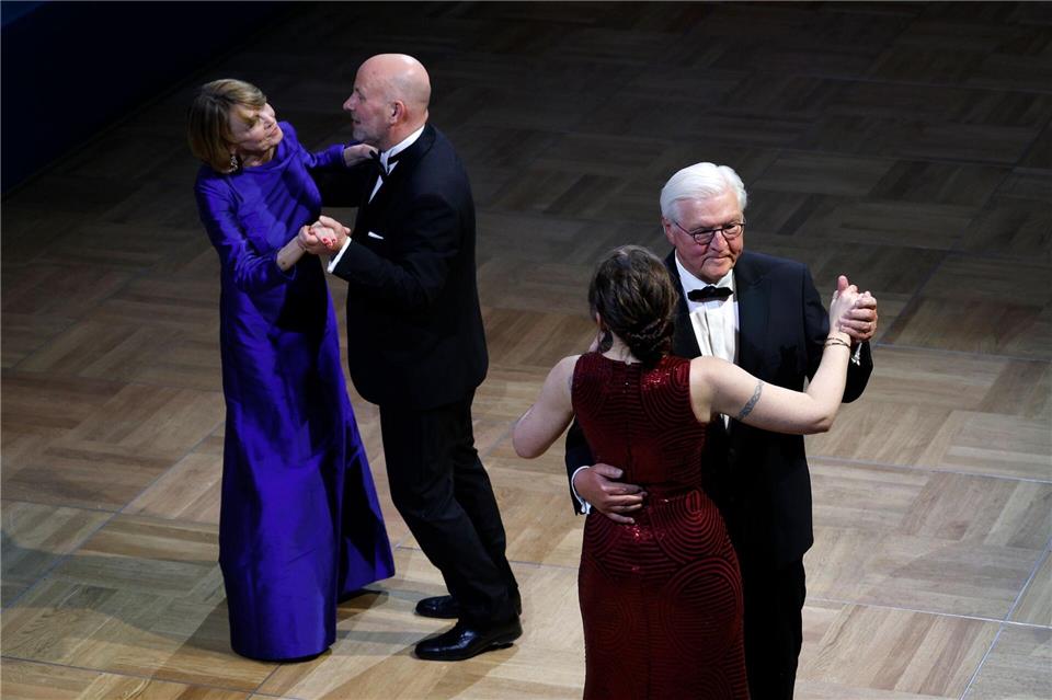 Der 73. Bundespresseball wird mit einem Walzer eröffnet. Carsten Koall/dpa