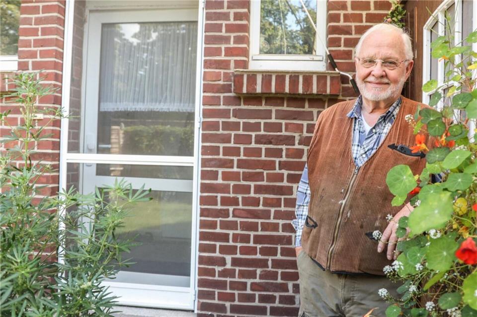 Der 75-jährige Mieter Eduard-Dieter Fierek hat mit einer Beschwerde beim Bauamt den Stein ins Rollen gebracht.