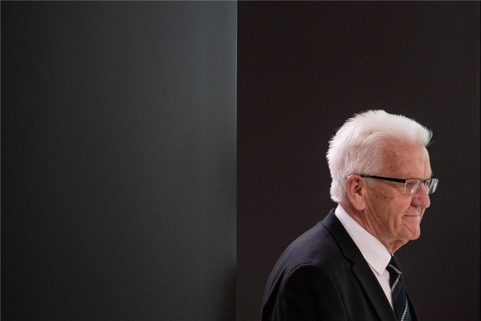 Der 77-Jährige hört als Ministerpräsident auf - und gibt sein Amt am 13. Mai wohl an seinen Parteifreund Cem Özdemir ab.Marijan Murat/dpa