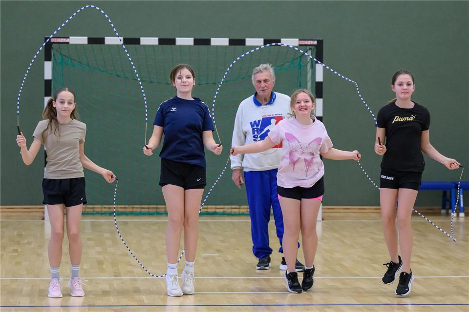 Der 78-jährige Gerd Mörl unterrichtet auch noch Sport an der Schule. Patrick Pleul/dpa