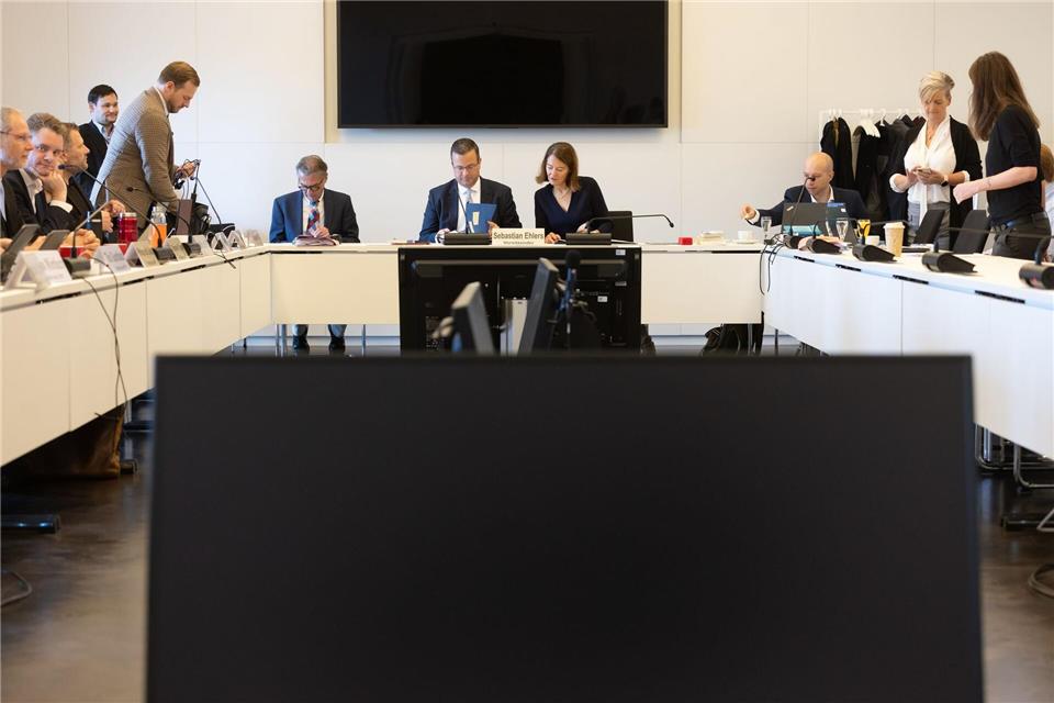Schröder verteidigt Nord Stream 2 in Untersuchungsausschuss Der 81-jährige Schröder wurde aus Rücksicht auf seinen Gesundheitszustand für die Zeugenvernehmung aus seinem Büro in Hannover zugeschaltet. Ulrich Perrey/dpa