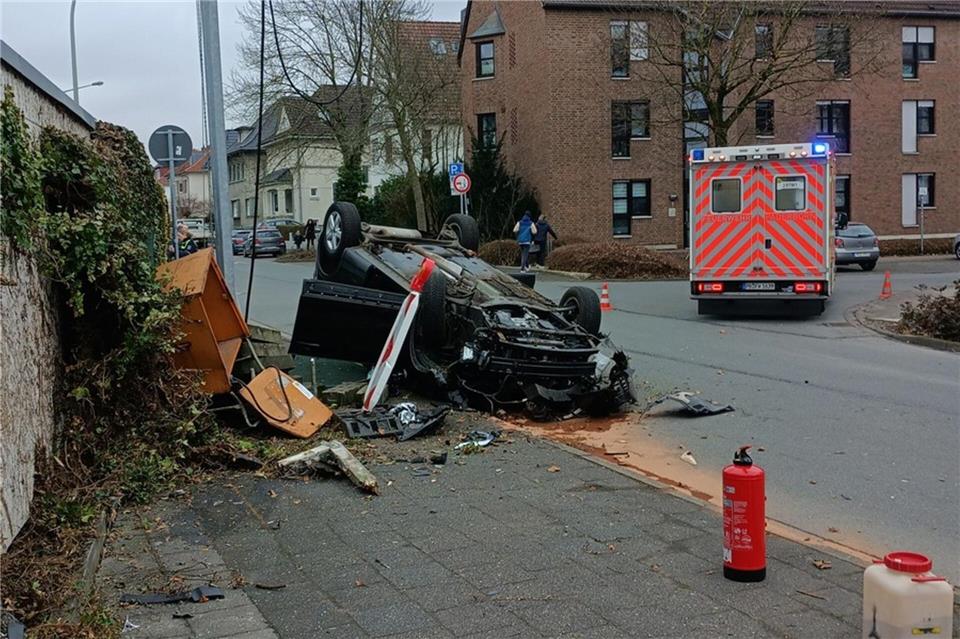 Der 85-Jährige überschlug sich mit seinem Wagen auf dem Gehweg. -/Feuerwehr Paderborn/dpa