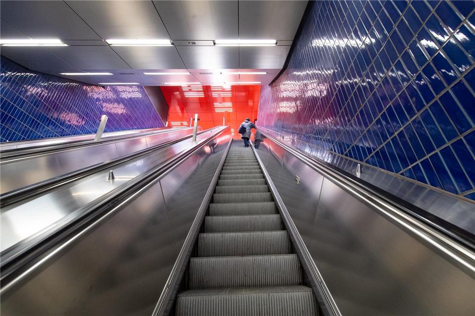 Der 88-Jährige stürzte auf der Rolltreppe eines U-Bahnhofs. (Symbolbild)picture alliance/dpa