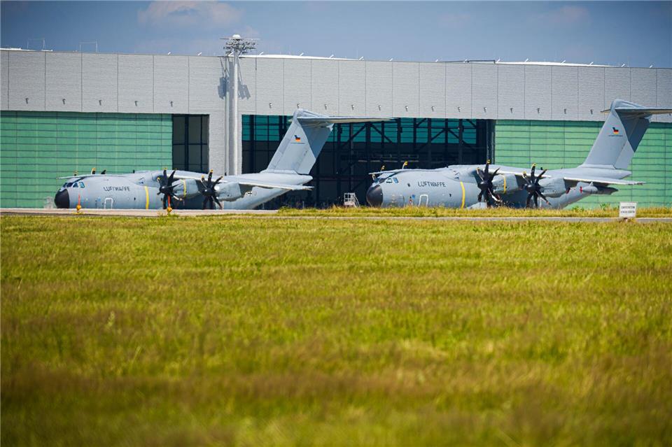Der A400M kann laut Bundesregierung bis zu 16 Tonnen Material und Personal transportieren. Moritz Frankenberg/dpa