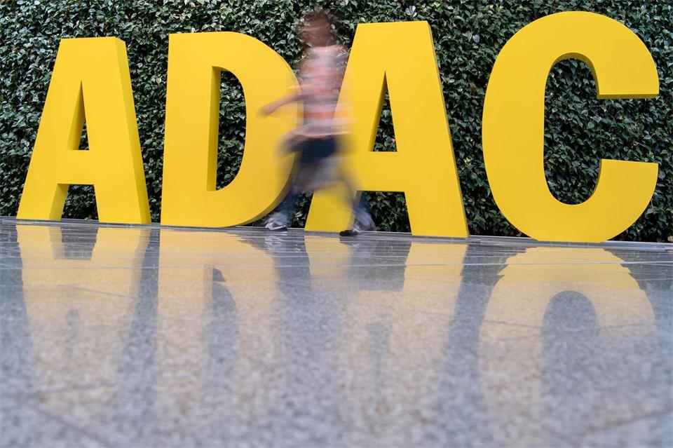 Der ADAC beklagt „krasse Preissprünge“.Peter Kneffel/dpa