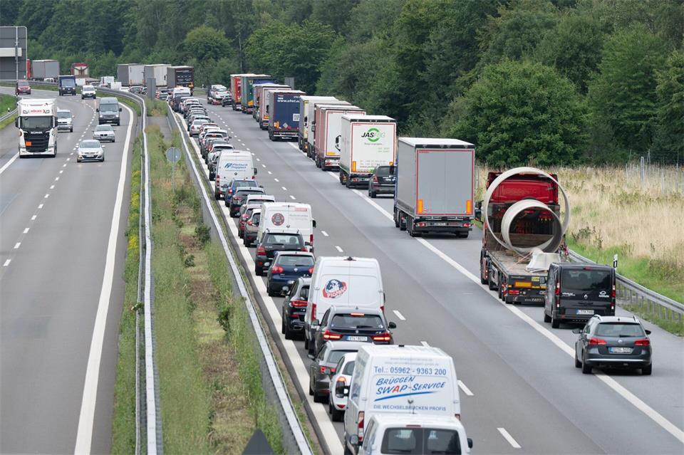 Der ADAC erwartet Staus zum Ferienstart in fünf Bundesländern. (Symbolbild)Sebastian Kahnert/dpa