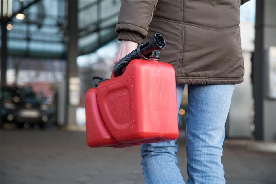 Der ADAC etwa rät, aus Sicherheitsgründen nicht mehr als 10 Liter Kraftstoff im Kanister mitzunehmen.Christin Klose/dpa-tmn