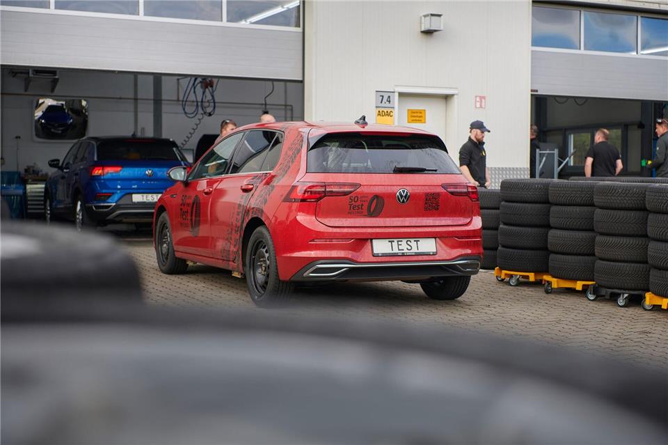 Der ADAC hat 16 Ganzjahresreifen getestet. Nur ein Modell schneidet mit „gut“ ab.Marc Wittkowski/ADAC/dpa-tmn