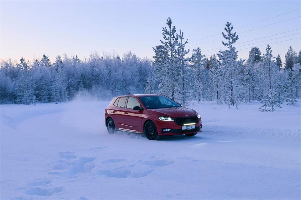 Der ADAC hat 32 Winterreifen aus zwei Größenkategorien getestet.Marc Wittkowski/ADAC/dpa-tmn