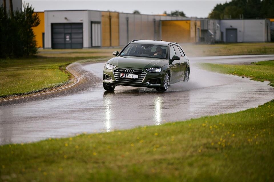 Der ADAC hat Fahr- und Bremsverhalten von 16 Sommerreifen auf trockener und auf nasser Straße geprüft.Marc Wittkowski/ADAC/dpa-tmn