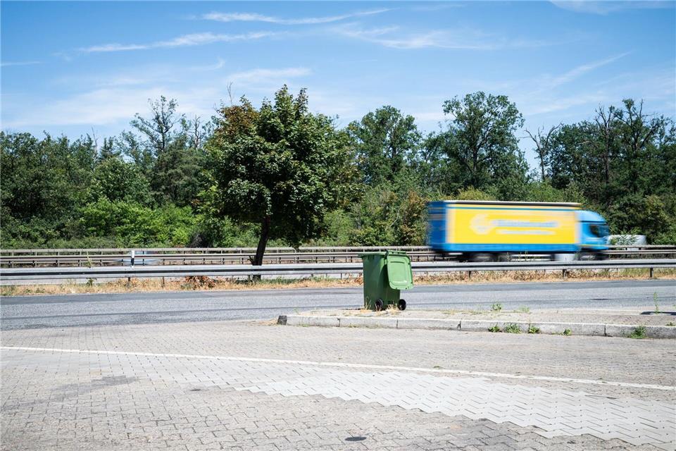Der ADAC hat erneut 50 Rastplätze an den Autobahnen bewertet, davon drei in Sachsen-Anhalt. (Symbolbild)Hannes P. Albert/dpa