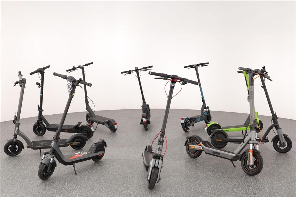 Der ADAC hat zehn aktuelle E-Scooter mit Straßenzulassung getestet - mit positivem Ergebnis.ADAC/dpa-tmn
