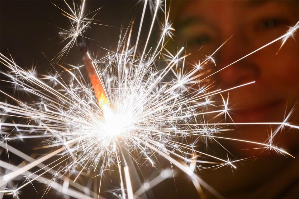 Der ADAC in Sachsen rät zur Vorsicht im Straßenverkehr in der Silvesternacht. (Symbolbild)Julian Stratenschulte/dpa