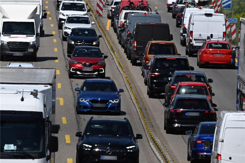 Der ADAC rät, die Fahrt in den Urlaub nicht auf das Wochenende vor Weihnachten zu legen.(Archiv)Bernd Weißbrod/dpa