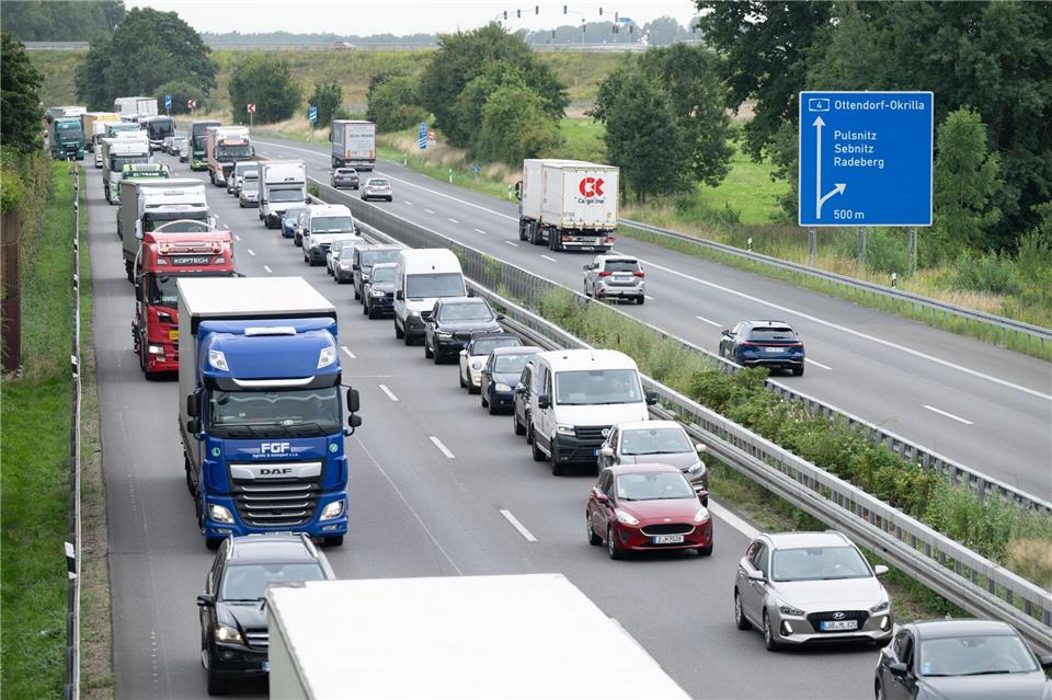 Der ADAC rechnet mit Staus in Sommerreiseverkehr. (Symbolbild)Sebastian Kahnert/dpa
