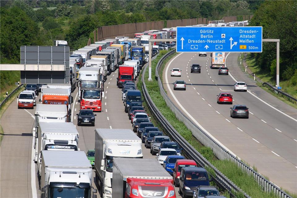 Der ADAC rechnet schon vor den Osterferien mit viel Verkehr in Sachsen. (Symbolbild)Robert Michael/dpa-Zentralbild/ZB