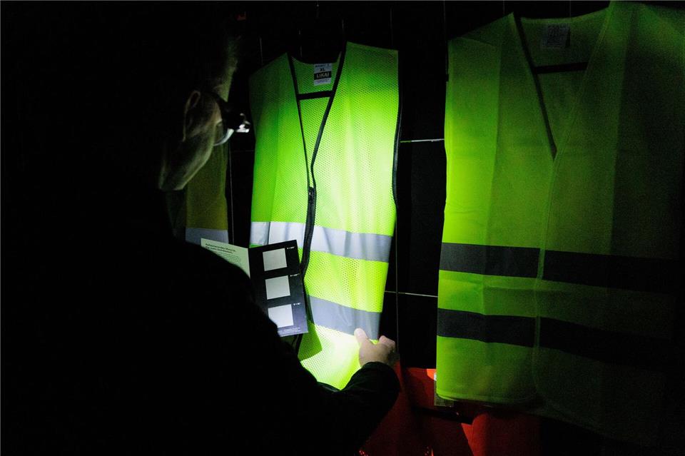 Der ADAC überprüfte 25 Warnwesten auf ihre retroreflektierende Leuchteigenschaft.ADAC/Abgedreht/dpa-tmn