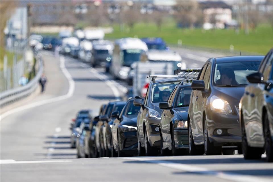 Der ADAC warnt für den Donnerstag vor dem 1. Mai vor langen Staus. (Symbolbild) Urs Flueeler/KEYSTONE/dpa