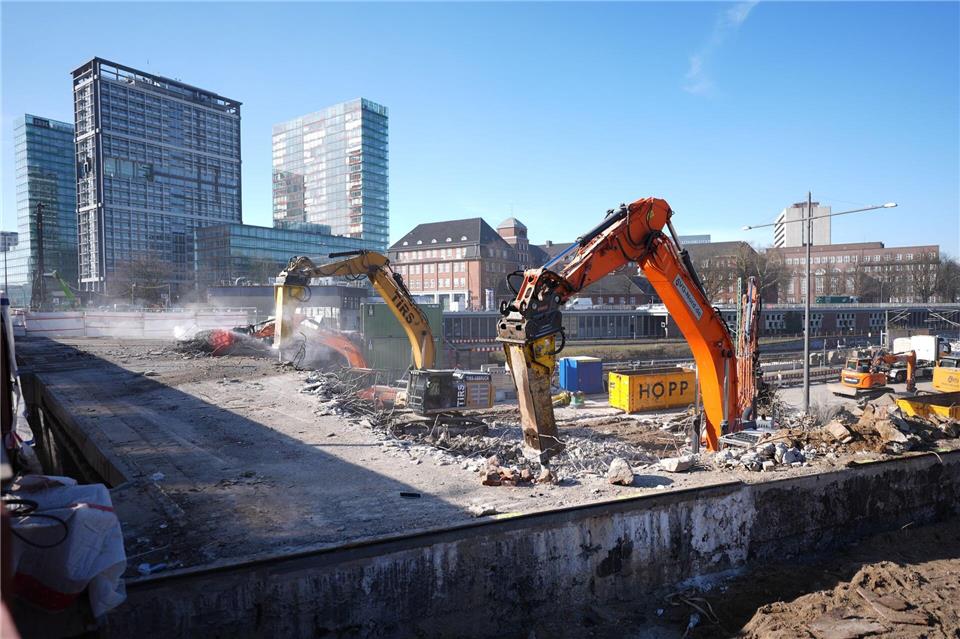 Der Abriss der Berlinertordammbrücke soll an diesem Wochenende abgeschlossen werden. (Archivbild)Marcus Brandt/dpa
