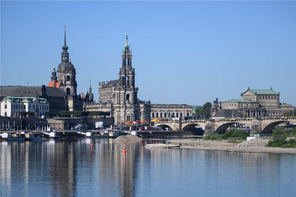 Abriss von Carolabrücke doch viel teurer Der Abriss der im vergangenen Jahr teils eingestürzten Spannbetonbrücke kostet die Stadt nach eigenen Schätzungen rund 32 Millionen Euro - deutlich mehr als bislang angenommen. (Archivbild)Robert Michael/dpa