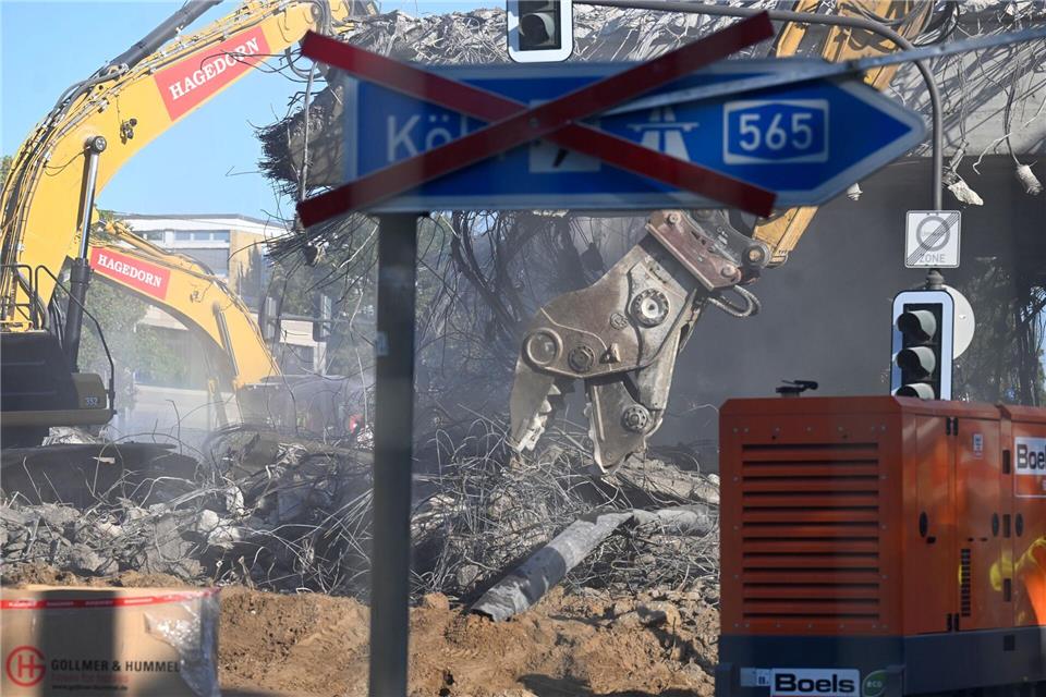 Der Abriss der maroden Vorlandbrücke hat begonnen.Roberto Pfeil/dpa