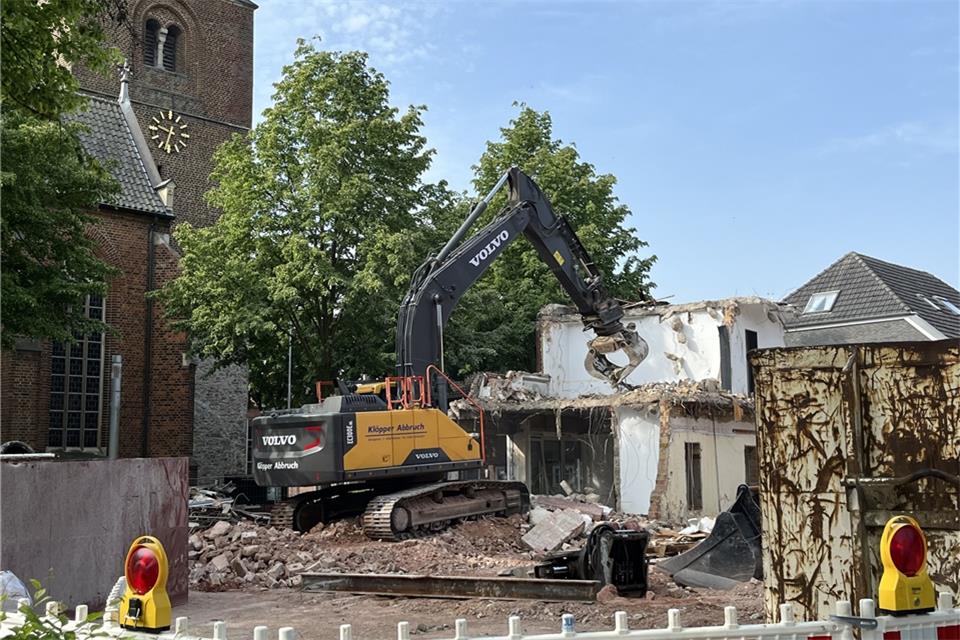 Der Abriss des ehemaligen Aelkes Hof ist fast abgeschlossen.