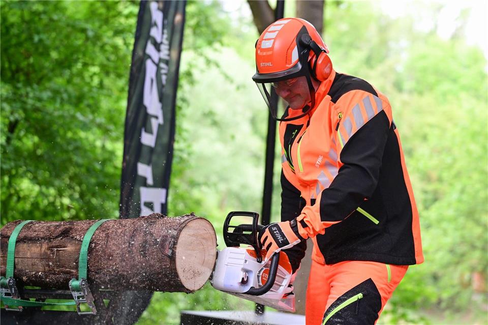 Der Absatz von Stihl-Akkugeräten war zuletzt gewachsen. Vorstands-Chef Traub sägt bei der Bilanz-Pressekonferenz mit einer neuen Stihl-Akkusäge einen Baumstamm.Bernd Weißbrod/dpa