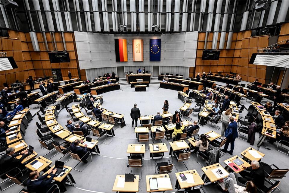 Der Abschlussbericht der Enquete-Kommission geht an das Abgeordnetenhaus. (Archivbild) Britta Pedersen/dpa