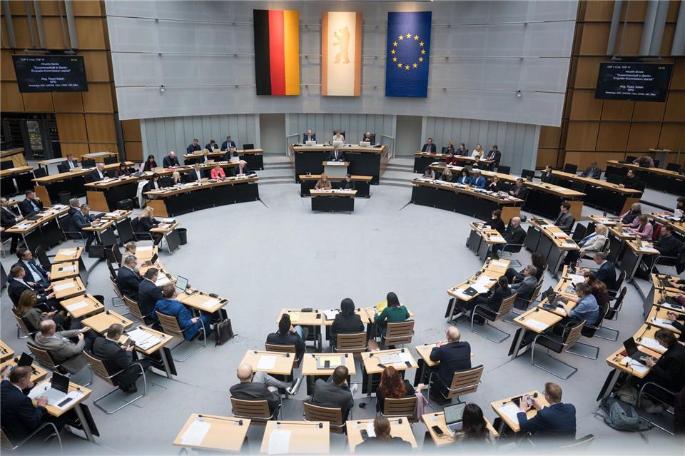 Der Abschlussbericht der Enquete-Kommission geht ans Abgeordnetenhaus. (Archivbild) Sebastian Gollnow/dpa