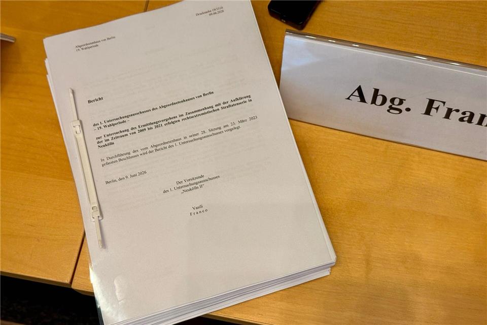 Der Abschlussbericht des Untersuchungsausschusses zu rechtsextremer Anschlagsserie in Neukölln liegt auf dem Tisch.Andreas Rabenstein/dpa